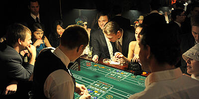 Gäste spielen Craps bei einem Mafia-Event