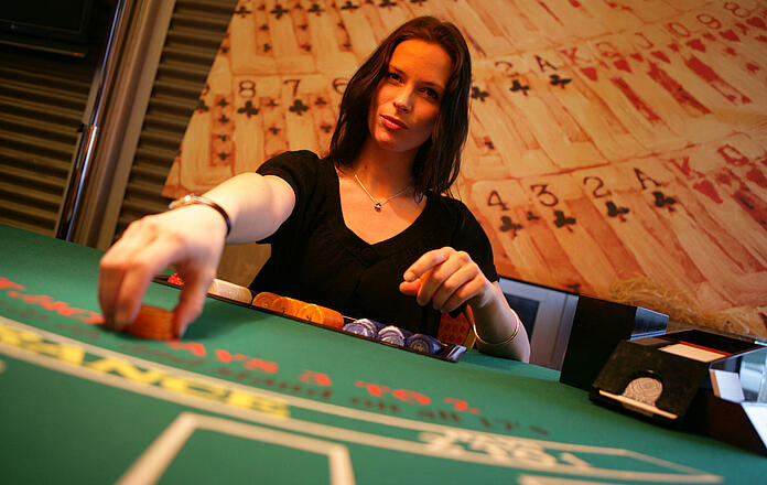 Croupier zahlt Gewinn beim Blackjack aus