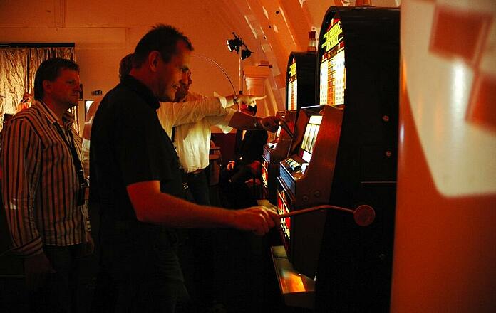 zwei Einarmige Banditen / Slot machines werden bespielt.