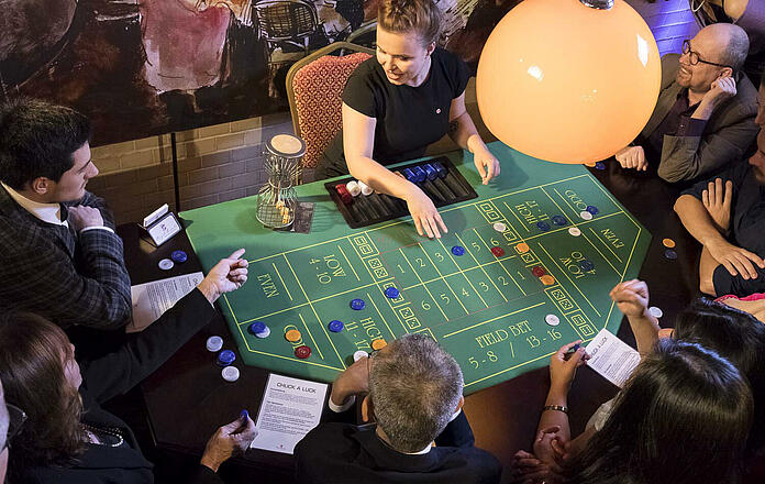 Vogelperspektive auf Chuck a Luck-Spieltisch mit Gästen